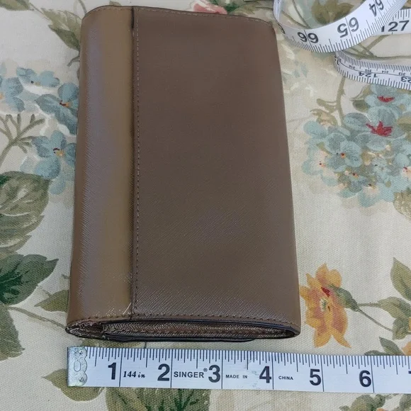Marc Jacobs Tan and Brown Saffiano Leather Fold Clutch Wallet - Picture 10 of 17
